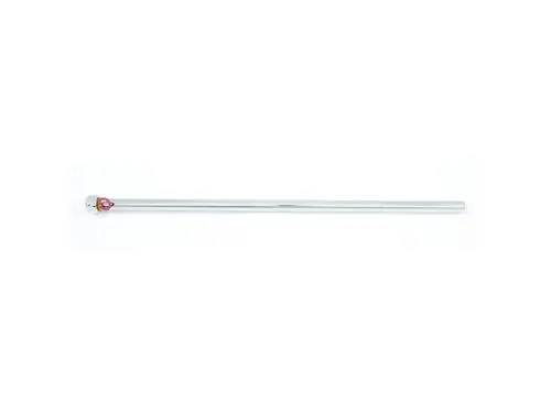 Langes, glänzendes Metallrohr mit Anschlussstück, geeignet für Sanitärinstallationen. Produkt von Ideal Standard.